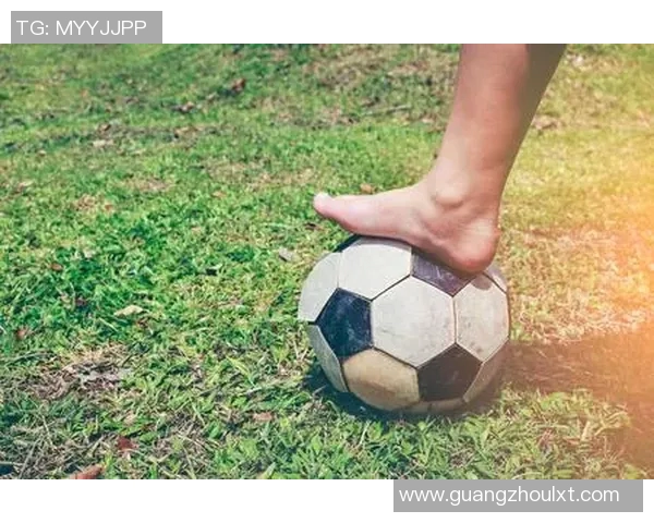 足球明星赤脚练球展现独特风格与对足球的热爱与坚持
